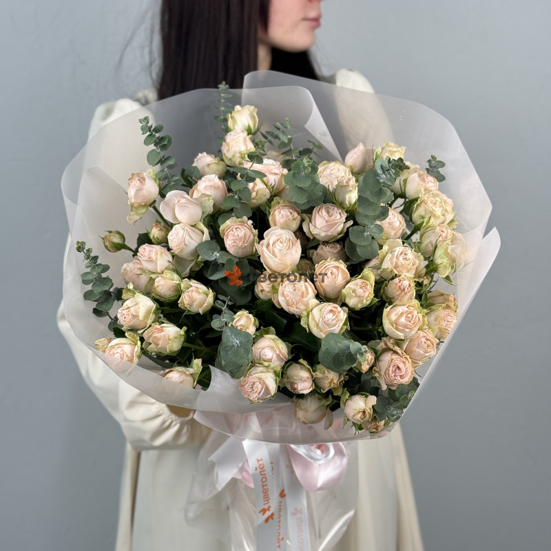 Нежный букет из 15 кустовых роз