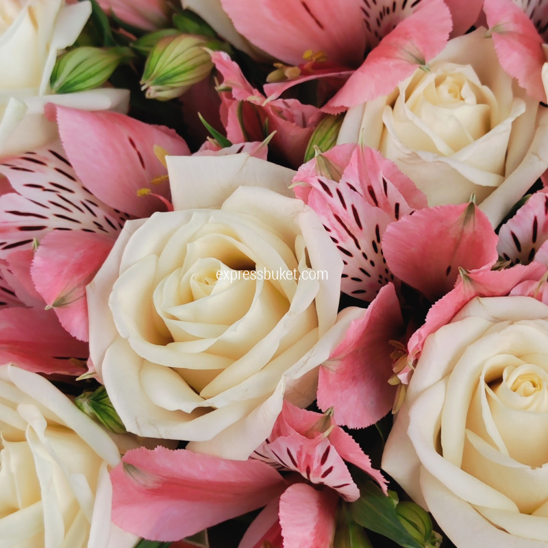 Букет из роз и альстромерий